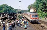 Während sich die Fans maßgeblich auf 50 622 und 86 457 konzentrieren, fährt fast unbeobachtet 614 015 als N 4544 aus Neukirchen bei Sulzbach-Rosenberg aus. (15.06.1986) <i>Foto: Wolfgang Bügel</i>