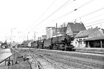 44 594 (Bw Dillenburg) und 44 603 vom Bw Altenhundem fahren mit einem Güterzug durch den Bahnhof Butzbach. (03.04.1965) <i>Foto: Helmut Röth</i>