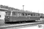 VT 95 9517, ein Uerdinger Schienenbus, der am 02.08.1954 beim Bw Mainz in Dienst gestellt wurde, im Bahnhof Alzey. Am 21.04.1977 wurde er in Gießen ausgemustert. (04.04.1965) <i>Foto: Helmut Röth</i>