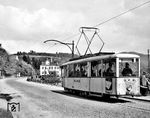Tw 8 oberhalb von Derschlag auf der Fahrt nach Dümmlinghausen. Es handelt sich um einen so genannten Kriegsstraßenbahnwagen (KSW), der aber erst im Jahr 1949 von der Waggonfabrik Uerdingen gebaut worden war. Nach der Einstellung des Personenverkehrs gelangte er 1953 als Tw 50 zur Kölner Straßenbahn. (1951) <i>Foto: Gerd Wolff</i>