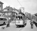 Der 1913 in Uerdingen gebaute Triebwagen 1 auf der Ortsstraße in Derschlag von Gummersbach nach Dümmlinghausen. Dieses Fahrzeug gelangte mit den Triebwagen 2 und 3 nach der Einstellung des Personenverkehrs 1953 zur Rheinbahn AG nach Düsseldorf. (1951) <i>Foto: Gerd Wolff</i>