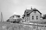 T 37 unterwegs im Bahnhof Elchingen. Der T 37 wurde im Jahre 1960 von MAN als VT 14 für die Südharz-Eisenbahn gebaut. Das Besondere an diesem Triebwagen war die Tatsache, daß er aus einer Serie von 2-achsigen Normalspur Leichttriebwagen als Einzelexemplar zu einem 4-achsigen Meterspur Fahrzeug weiterentwickelt wurde. Nachdem bei einem schweren Unfall auf der Härtsfeldbahn zwei Triebwagen ausfielen und der T 33 für Güterzüge zu schwach war, wurde der T 37 zuerst von der Südharz-Eisenbahn gemietet und später gekauft. (06.08.1972) <i>Foto: Gerd Wolff</i>