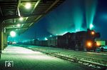Im nächtlichen Bahnhof Haldensleben steht 52 8076 vor einem Güterzug bereit. (04.1978) <i>Foto: Dr. Uwe Knoblauch</i>