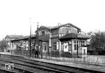 Der Kieler Bahnhof in Flensburg enstand beim Bau der Bahnstrecke von Flensburg nach Kiel, die am 1. Juli 1881 auf dem Teilstück nach Eckernförde eröffnet wurde. Nach dem Bau des neuen Flensburger Bahnhofs im Jahr 1927 wurde der Kieler Bahnhof abgerissen und die Bahnanlage in einen Park umgewandelt.  (1926) <i>Foto: RVM</i>