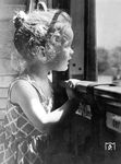 Die Freude des kleinen Mädchens während der Bahnfahrt dürfte wohl nicht gestellt sein, wie es sonst bei so vielen anderen Fotos des RVM üblich war.  (1937) <i>Foto: RVM</i>