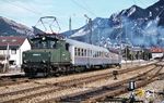 169 002 verlässt mit N 6616 nach Murnau den Bahnhof Oberammergau, der heute auf ein Gleis zurückgebaut wurde. (25.03.1981) <i>Foto: Prof. Dr. Willi Hager</i>