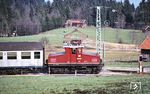 169 003 rumpelt bei Unterammergau vorbei. (27.03.1981) <i>Foto: Prof. Dr. Willi Hager</i>