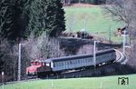 169 003 hat mit N 6606 nach Murnau soeben den Haltepunkt Seeleiten-Berggeist verlassen. Der seltsame Name "Berggeist" soll mit dem Pechkohleabbau in der Gegend zu tun haben.  (27.03.1981) <i>Foto: Dorothee Hager</i>