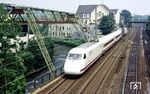 Der eigentliche Anlass, an diesem Tag die bekannte Fotostelle an der Herzogbrücke in Wuppertal-Barmen zu besuchen, war eine Versuchsfahrt (Dsts ICE 80428) des InterCityExperimental. Seit Anfang 1986 wurde ein umfangreiches Messprogramm mit den zwei Triebköpfen der Baureihe 410 und den drei Mittelwagen der Baureihe 810 aufgenommen. Im gleichen Jahr erfolgten auch erstmals Testfahrten auf dem ersten fertiggestellten Hochgeschwindigkeits-Abschnitt zwischen Burgsinn und dem Hohe Wart-Tunnel auf der NBS Hannover - Würzburg. (20.06.1986) <i>Foto: Wolfgang Bügel</i>