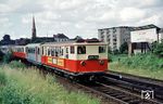Ein bunt gemischter T-Zug zwischen Uhlandstraße und Lübecker Straße. Betriebsintern verwendete die HHA ein Streckenklassifizierungssystem mit Buchstaben, das vor allem einen baulichen Charakter hatte und daher nicht mit den Zugläufen übereinstimmte. Dieses System wurde Anfang der 1950er Jahre eingeführt und ordnete die Bestandsstrecken die Buchstaben A bis D zu. Die Rothenburgsorter Strecke wurde hierbei nicht mehr berücksichtigt, da ihr Abriss bereits 1944 beschlossen war. Neubaustrecken erhielten die Buchstaben ab E in chronologischer Reihenfolge inklusive der geplanten, aber nicht gebauten Strecken, daher weist das System Lücken auf.  (06.1960) <i>Foto: Uwe Jens Jansen</i>