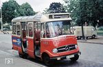 Ein Daimler-Benz O 319 D (Baujahr 1958), ein Citybus mit Dachrandverglasung, auf der Linie B6 am S-Bahnhof Blankenese. Die 25 Busse dieses Typs wurden zwischen Mai 1961 und November 1966 verkauft oder ausgemustert. Der hier gezeigte Wagen 6019 blieb beim Hamburger Omnibus Verein erhalten. (06.1960) <i>Foto: Uwe Jens Jansen</i>