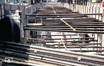 Blick in die Baugrube an der Lübecker Straße beim Bau der U-Bahn-Linie U1 vom Jungfernstieg nach Wandsbek-Gartenstadt.  (06.1960) <i>Foto: Uwe Jens Jansen</i>