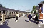 Bahnsteigszene in Kronberg/Taunus, bevor 1978 hier der S-Bahnverkehr der Linie S 4 aufgenommen wurde. (1974) <i>Foto: Reinhold Palm</i>