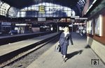 Eine Zugbegleiterin auf dem Weg zur Meldestelle in Hamburg Hbf. (1981) <i>Foto: Reinhold Palm</i>