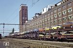 Ein Zug mit nagelneuen Opel aus dem Werk im Hintergrund warten in Rüsselsheim auf den Abtransport. (1977) <i>Foto: Reinhold Palm</i>