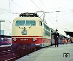 103 138 erhält am "Hellas-Express" D 411 den Abfahrauftrag in Dortmund Hbf. Passend zum Aufnahmedatum fuhr genau 140 Jahre zuvor der Adler von Nürnberg nach Fürth.  (07.12.1975) <i>Foto: Johannes Glöckner</i>