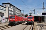 Treffen von zwei Loks der Baureihe 143 in Freiburg Hbf, die bis zum Fahrplanwechsel am 10. Dezember 2016 den Betrieb auf der Höllentalbahn/Dreiseenbahn erledigten. Links steht 143 050 mit RB 17268 aus Seebrugg, rechts 143 332 mit RB 17273 nach Seebrugg. (11.08.2016) <i>Foto: Zeno Pillmann</i>
