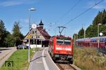 146 206 ist mit RB 17276 nach Freiburg in Feldberg-Bärental eingetroffen. Rechts steht RB 17277 von Freiburg nach Seebrugg. (18.09.2019) <i>Foto: Zeno Pillmann</i>