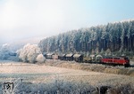Durch die winterliche Landschaft bei Hönebach zieht 216 101 ihren Güterzug in Richtung Gerstungen. (21.12.1972) <i>Foto: Wilfried Sieberg</i>