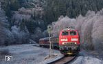 218 457 mit DPN 1899 von Oberhausen nach Winterberg bei Silbach. Gefühlt begleiteten den Zug auf den letzten Kilometern mehr Fotografen als bei einem Dampfsonderzug. (28.12.2019) <i>Foto: Joachim Schmidt</i>