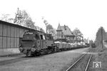 Mit einem Phonolith beladenen Güterzug steht Lok III im Bahnhof Burgbrohl zur Fahrt nach Brohl bereit. (08.05.1965) <i>Foto: Helmut Röth</i>