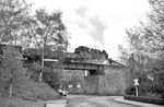 Lok III bringt den beladenen Güterzug in Brohl über die Bahnhofsstraße zum Rheinhafen.  (08.05.1965) <i>Foto: Helmut Röth</i>