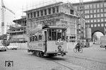Die Koblenzer Straßenbahn wurde 1967 eingestellt. Als eingefleischter Straßenbahnfan kam auch Helmut Röth nicht umhin, die schon stark dezimierte und stillegungsgefährdete Bahn zu besuchen. Nach der Einstellung der Linie 6 ein Jahr zuvor, waren nur noch die Linie 1 nach Schützenhof und die Linie 2 nach Oberwerth übrig geblieben. (08.05.1965) <i>Foto: Helmut Röth</i>