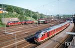 Ein 613 hat als E 3089 aus Braunschweig den Bahnhof Kreiensen erreicht. Links stehen u.a 220 068 und 216 172. (24.05.1981) <i>Foto: Prof. Dr. Willi Hager</i>