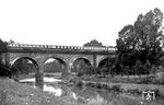 Wie heute bei der ICE-Linie 10 (Köln - Berlin) fuhren bereits 1938 zwei Triebzüge als FDt 17/37 nach Berlin, die getrennt über die Ruhr bzw. Wupper geführt wurden und in Hamm vereinigt bzw, getrennt wurden. Das Kuppeln erfolgte übrigens damals problemlos in zwei Minuten (heute steht der ICE in Hamm dafür 9 Minuten). Frühmorgens ist hier der SVT 137 274 (Bauart "Köln") auf der im Krieg zerstörten Wupperbrücke bei Opladen als FDt 17 auf dem Weg nach Berlin.  (07.08.1938) <i>Foto: RVM-Filmstelle Berlin (Bellingrodt)</i>
