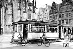 Das Straßenbahnnetz in Münster bestand vom 13. Juli 1901 bis zum 25. November 1954. Hier ist der Gothaer Straßenbahn-Triebwagen Tw 52 (Baujahr 1926) vor der Lambertikirche unterwegs. 1954 wurde er an die Osnabrücker Straßenbahn verkauft. (1950) <i>Foto: Carl Bellingrodt</i>