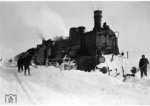 Die österreichische 57.408 und eine weitere Schwestermaschine sind mit ihrem Zug in einer Schneewehe bei Attnang-Puchheim steckengeblieben. (1938) <i>Foto: RVM</i>