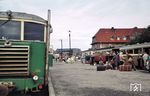 Urlaubsverkehr im Bahnhof Westerland/Sylt. Links steht der T 23. (08.1960) <i>Foto: Uwe Jens Jansen</i>
