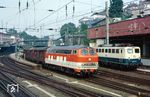 218 148 in Citybahn-Farben vor der zum Loktausch genutzten Ne 62064 aus Hagen in Wuppertal-Elberfeld. Mit dem Güterzug wurden die Citybahnloks planmäßig von Hagen nach Köln überführt.  (20.06.1986) <i>Foto: Wolfgang Bügel</i>