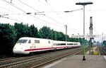 410 001/002, auch als InterCityExperimental bezeichnet, war ein Versuchszug der DB für die Erprobung des Hochgeschwindigkeitsverkehrs und Vorläufer der heutigen Intercity-Express-Züge. Der im Oktober 1985 in Dienst gestellte Zug absolvierte zahlreiche Versuchsfahrten, mangels zur Verfügung stehender Hochgeschwindigkeitsstrecken anfangs auch auf dem herkömmlichn Netz, so wie hier als Dsts 80444 in Düsseldorf-Oberbilk. (22.06.1986) <i>Foto: Wolfgang Bügel</i>