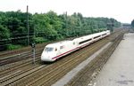 410 001/002 fährt als Dsts 80439 durch den heute aufgelassenen Bahnhof Kalkum. (22.06.1986) <i>Foto: Wolfgang Bügel</i>