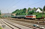 Außerhalb des S-Bahnnetzes kamen die Düsseldorfer 111er immer wieder zu Fernzugehren. Neben der bekannten Stammleistung des IC 565/566 "Goethe" am Rhein gehörten auch temporär fahrende IC-Leistungen dazu, wie der nur freitags verkehrende IC 1501 "Bussard" von Goslar nach Köln, hier bei der Durchfahrt in Gruiten. (27.06.1986) <i>Foto: Joachim Bügel</i>
