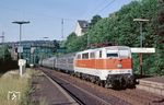 111 116 fährt mit N 5534 in Wuppertal Zoologischer Garten ein. Der Bahnsteig an den Ferngleisen, auf dem der Fotograf steht, ist heute auch verschwunden. (04.07.1986) <i>Foto: Wolfgang Bügel</i>