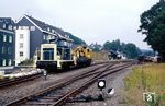 Obwohl der Bahnhof Hückeswagen bereits am 23. Mai 1982 zur Haltestelle degradiert worden war und der Personenverkehr am 1. Juni 1985 endete, erforderte auch der Restbetrieb mit der nur noch bedarfsmäßigen Übergabe ab und zu die Pflege der Gleisanlagen. So wurde im Sommer 1986 die Kölner 260 404 mit einem Kranzug nach Hückeswagen gerufen, um den Kabelkanal zu erneuern. (17.07.1986) <i>Foto: Joachim Bügel</i>