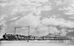 18 533 führt den FDD 101 "Rheingold" zwischen Leverkusen und Köln-Mülheim. Die dramatische Wolkenbildung hat Carl Bellingrodt übrigens nachträglich ins Bild gezaubert. (1933) <i>Foto: DLA Darmstadt (Bellingrodt)</i>
