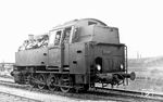 Nach der Vereinigung der deutschen Länderbahnen zur Deutschen Reichsbahn verfügte die Reichsbahn über viele verschiedene Typen von Rangierlokomotiven. Vielfach wurden auch überalterte Streckenlokomotiven im Rangierbetrieb eingesetzt. Durch diese großen Typenvielfalt und das Fahrzeugalter war ein wirtschaftlicher Rangierbetrieb nicht möglich. Deshalb wurde im Rahmen des Programmes zum Bau von Einheitsdampfloks bereits von Anfang an der Bau von Rangierlokomotiven vorgesehen. Die dreifachgekuppelten Loks erhielten die Baureihennummer 80, die vierfachgekuppelten Lokomotiven die Baureihennummer 81. Nach der Abnahme wurden die zehn Maschinen der Baureihe 81 den Bahnbetriebswerken Goslar (81 001–005) und Oldenburg (81 006–010) zugewiesen. 81 001 wurde in Vienenburg angetroffen. Von der Baureihe 81 sollten noch weitere 60 Stück gebaut werden, aufgrund des Zweiten Weltkrieges unterblieb jedoch die Beschaffung weiterer Fahrzeuge. (02.07.1932) <i>Foto: DLA Darmstadt (Bellingrodt)</i>