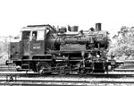 Die Baureihe 89.0 (Zweitbesetzung) war die kleinste Einheitslok, die von der Reichsbahn in Dienst gestellt wurde und die erste deutsche Rangierlok, bei der die Schweißtechnik angewendet wurde. Während die Betriebsnummern 89 001–003 als Nassdampfmaschinen geliefert wurden, waren die restlichen sieben Heißdampflokomotiven. Je ein Exemplar (89 001 und 89 004) wurde in der Versuchsabteilung für Lokomotiven des RAW Grunewald erprobt. Aufgrund der Versuchsergebnisse wurden die weiteren Loks in der Heißdampfversion nachbestellt. Ein Weiterbau unterblieb wegen des Zweiten Weltkrieges. Stationiert waren die Lokomotiven in den Bw Berlin Anhalter Bf und Gesundbrunnen für den Rangierdienst auf dem Anhalter und Stettiner Bahnhof. Kurz nach Kriegsende wurden 5 Loks (89 001, 004, 006, 007 und 010) zum Bw Kreuz überführt und verblieben somit bei der PKP. Weitere 3 Loks (89 002, 003 und 009) beschlagnahmte die SMA im Mai 1947 und verbrachte sie in die Sowjetunion. Einzig 89 005 und 008 verblieben im Bestand der DDR-Reichsbahn. 89 008 wird heute museal betreut und kann im Eisenbahnmuseum Schwerin (Meckl) bewundert werden. Das Bild zeigt 89 001 vor einer Indizierfahrt auf dem Gelände des RAW Grunewald. (25.06.1935) <i>Foto: DLA Darmstadt (Maey)</i>