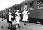 Truppenbetreuung durch Rot-Kreuz-Schwestern an einem SF-Sonderzug im Bahnhof Saalfeld. (1941) <i>Foto: RVM</i>
