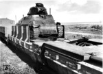 In einem Panzerzug nache Dnjepropetrowsk wird ein französischer Beutepanzer - Typ Samoa S35 - mitgeführt, der bei Bedarf abgesetzt werden kann. (1943) <i>Foto: RVM (Ittenbach)</i>