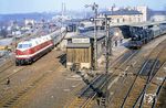 DR 118 375 (Bw Aue) verlässt mit einem Personenzug aus Riesa den Döbelner Hauptbahnhof. Rechts steht 50 3551.  (1982) <i>Foto: Karsten Risch</i>