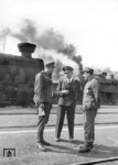 Bahnhofsvorsteher (Bildmitte) und zwei Wehrmachtsangehörige im Sudetenland auf einem Bahnhof des Kreises Mährisch Schönberg.  (1944) <i>Foto: RVM (Ittenbach)</i>
