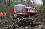 Am 13.02.2007 kurz nach vier Uhr morgens prallte der 628 524 als Leerzug auf der Fahrt von Wuppertal-Langerfeld nach Remscheid zwischen Remscheid-Lüttringhausen und Remscheid-Lennep in Streckenkilometer 11,0 gegen einen auf die Gleise gestürzten Baum. Der Aufprall war so stark, dass das erste Fahrzeug (928 524) aus den Gleisen gehoben wurde und etwa 150 Meter hinter der Aufprallstelle in der Böschung landete. Bei dem Unfall wurden drei Bahnbedienstete teilweise schwer verletzt. Der Triebfahrzeugführer wurde eingeklemmt und musste von der Feuerwehr befreit werden. In den Tagen vor dem Unglück hatte es länger geregnet, wodurch der Boden stark aufgeweicht war. Es wird vermutet, dass der Baum im weichen Boden seinen Halt verloren hatte. (13.02.2007) <i>Foto: Wilfried Sieberg</i>