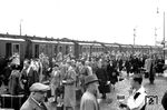 Ein Sonderzug ist im Bahnhof Oberlahnstein an der rechten Rheinstrecke eingetroffen. (12.08.1938) <i>Foto: Privatfoto</i>