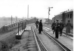 Alte russische zwei- und vierachsige Personenwagen dienen als Eisenbahnsperren in einem unbekannten Bahnhof Weißrußlands. Der Flachdachwagen ganz links stammt noch aus der Zarenzeit. (1941) <i>Foto: RVM (Schuster)</i>