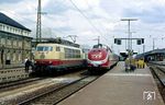 In Nürnberg Hbf überholt 601 014 als Dt 13484 nach Hamburg-Altona den mit Bremsproblemen immer noch wartenden IC 624 nach Dortmund mit 103 124. (25.07.1986) <i>Foto: Wolfgang Bügel</i>