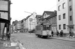Tw 37 auf der Linie 2 nach Oberwerth. Bereits 1961 sollten die letzten beiden Linien der Koblenzer Straßenbahn endgültig eingestellt werden. Sie erhielten noch eine Galgenfrist bis zum 19. Juli 1967. Grund waren die engen Straßen, teils Fußgängerzonen, die zwar von Straßenbahnen, aber nicht von Omnibussen befahren werden konnten. Eine Weiterführung hätte jedoch hohe Sanierungskosten erfordert, was wirtschaftlich nicht tragbar erschien. Der Obusbetrieb überdauerte den Straßenbahnbetrieb allerdings auch nur um etwa drei Jahre: Am 30. Oktober 1970 wurde er auch eingestellt. Seither fahren im Koblenzer Nahverkehr ausschließlich Diesel-Omnibusse.  (08.05.1965) <i>Foto: Helmut Röth</i>